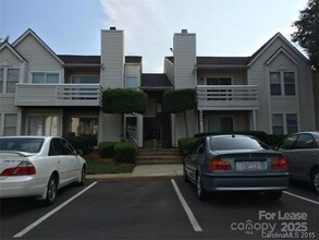 Building Photo - 9605 Vinca Cir