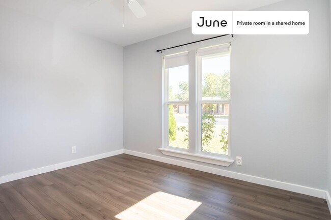 Foto del edificio - Private bedroom in 3 bed/2 bath Home