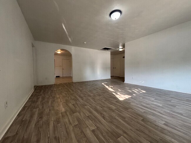 Foto del edificio - Beautifully Remodeled 4 Spacious bedroom w...