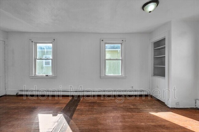 Building Photo - 168 Middlefield St