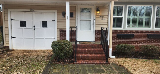 Building Photo - Adorable Cottage in Sherwood Forest Subdiv...