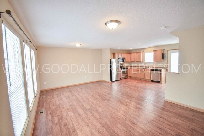 Building Photo - RENT SPECIAL!!! 2 Bedroom 2.5 Bath Townhome in Urbandale with attached two car garage.