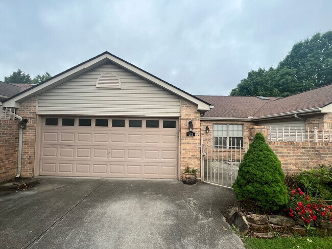 Building Photo - West Knox 2 Bedroom 2 Bath condo
