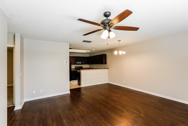 Foto del edificio - 5350 Elmhurst Rd