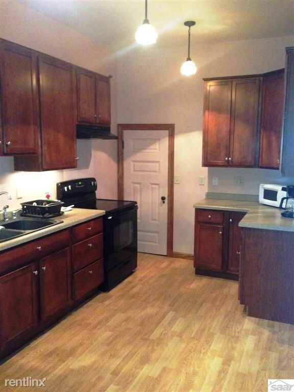 Building Photo - 4 br, 1.5 bath  - 207 E 7th St