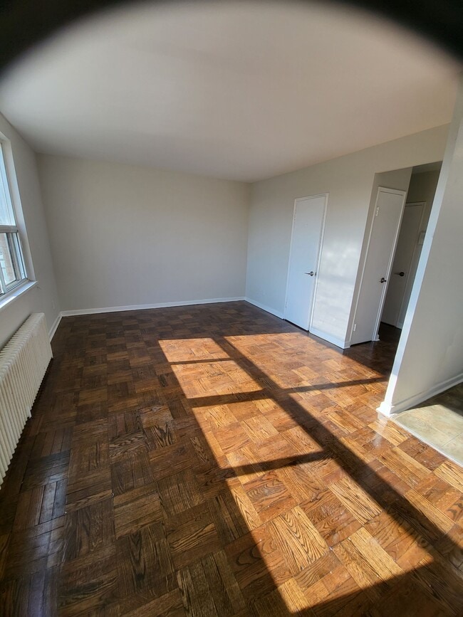 Building Photo - 470 Mortimer Av