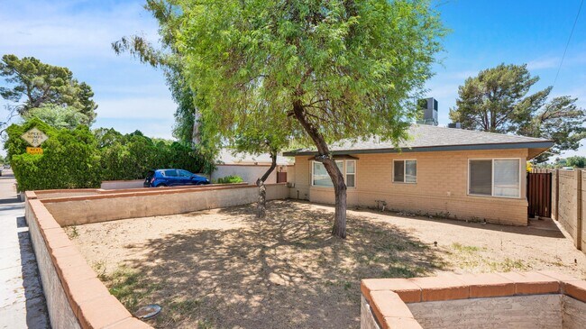 Foto del edificio - 547 W San Juan Ave