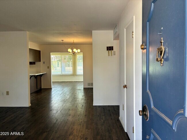 Foto del edificio - 10120 W Kingswood Cir