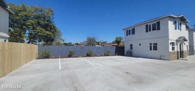 Building Photo - 6913 Vinevale Ave