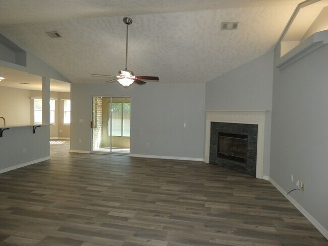 Foto del edificio - Spacious 3-Bedroom Home - Pace