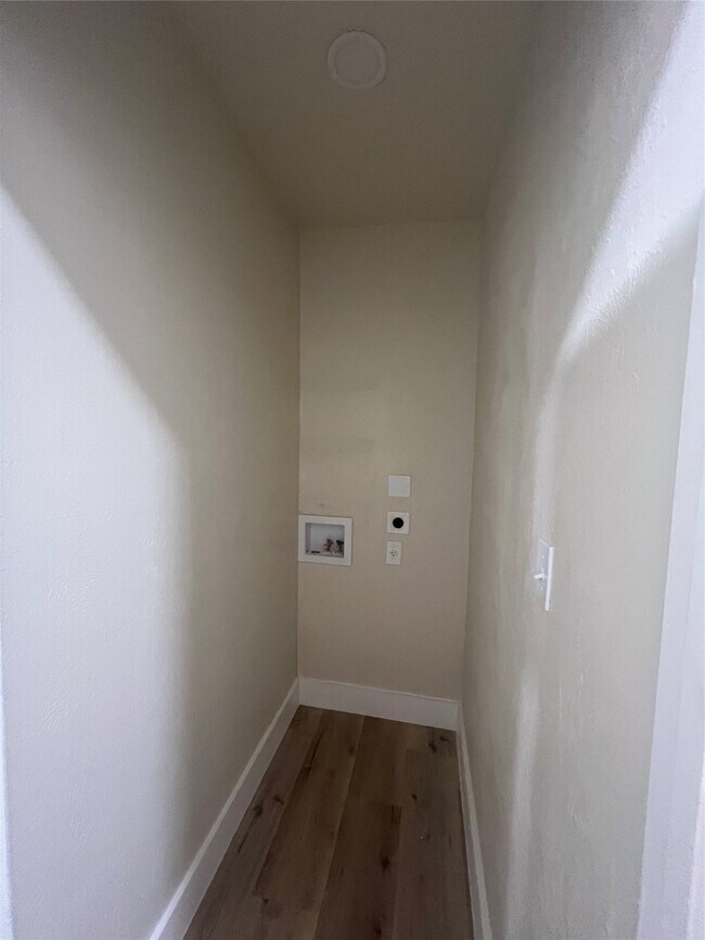 Foto del edificio - 5735 Kenilwood Dr