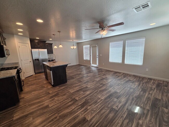 Foto del edificio - Spacious 4 Bedroom Home!