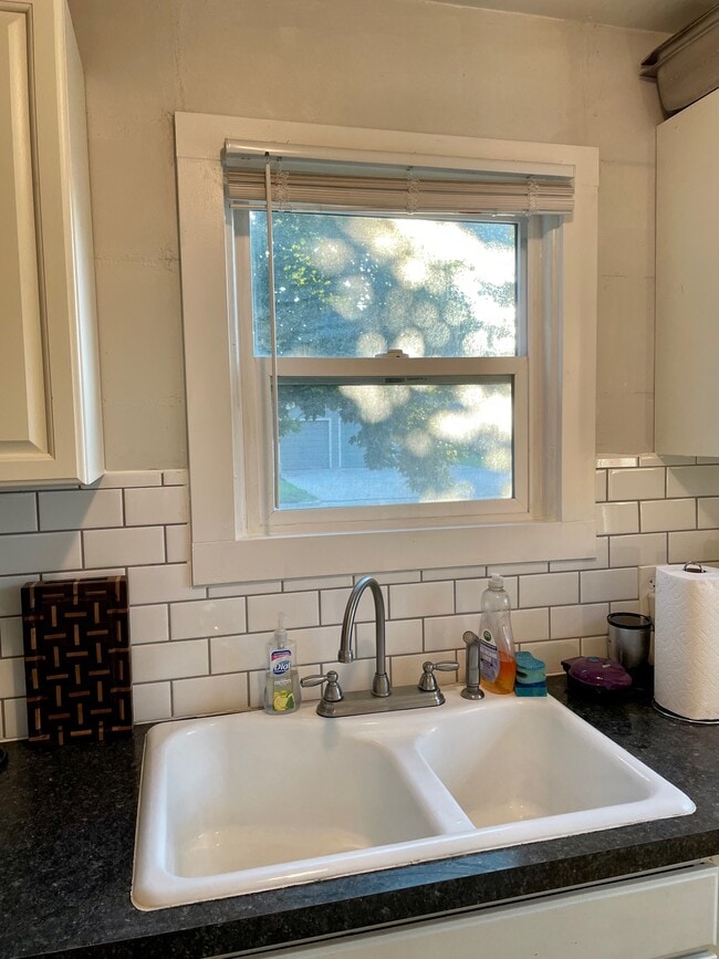 Building Photo - 2001 E Maple St Unit B