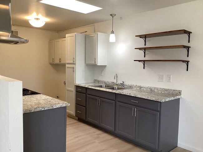Foto del edificio - Single Story Updated Pet Friendly Home