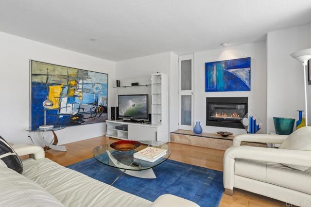 Building Photo - 2556 Navarra Dr