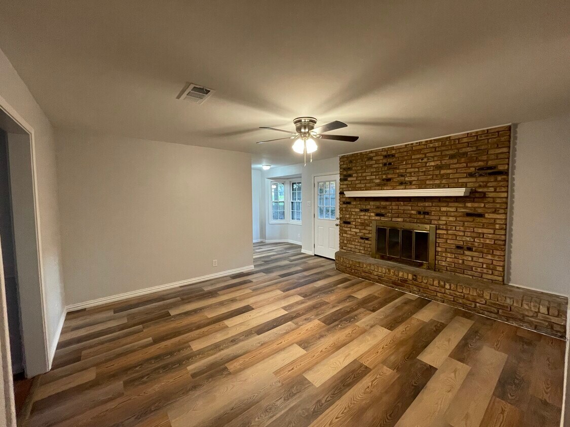 Building Photo - 3337 Paluxy Dr