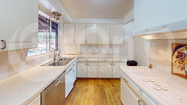 Building Photo - 6950 E Hawthorne St