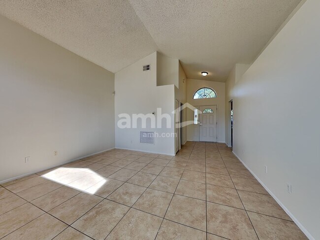 Foto del edificio - 96 Knights Hollow Dr