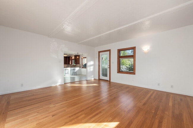 Sala de estar - 570 Okeefe St
