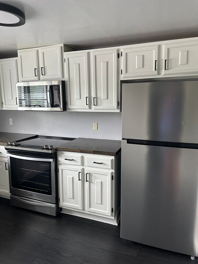 Foto del edificio - Nice 2 Bedroom 1 Bath Apartment above a salon. 1 Level
