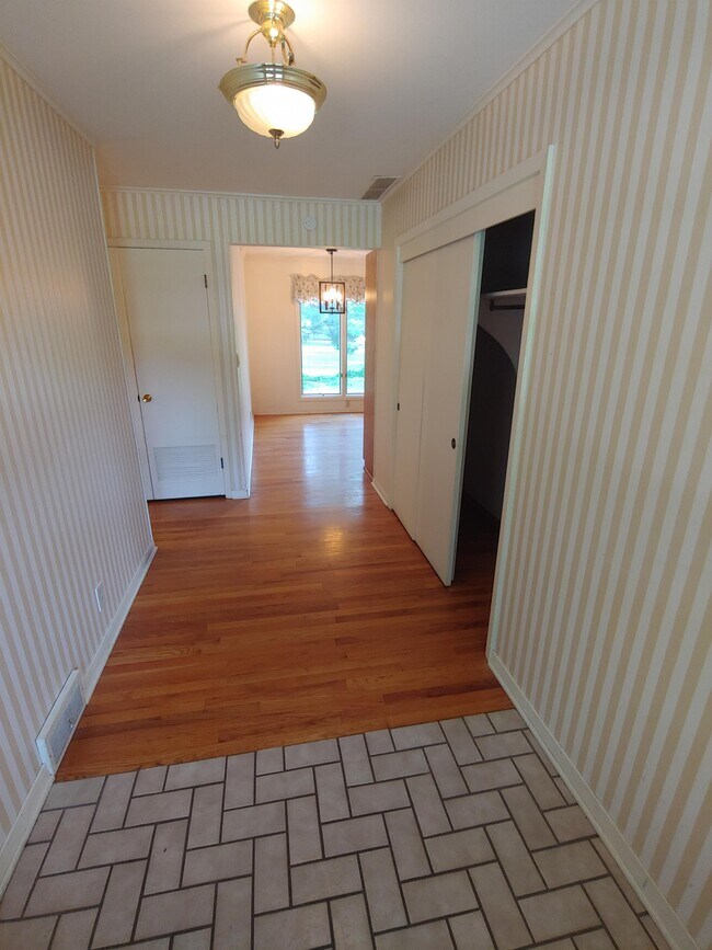 Building Photo - 801 Twin Lakes Dr