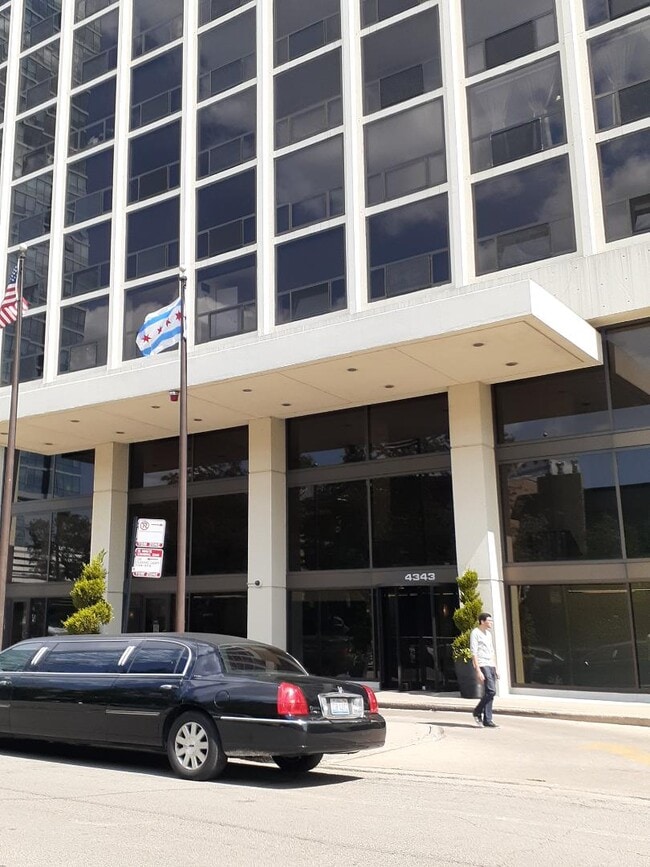 Building Photo - 4343 N Clarendon Ave