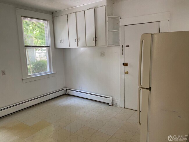 Building Photo - 427 Benner St