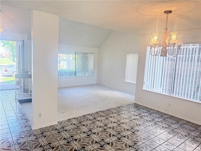 Building Photo - 46 Christamon W