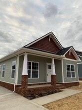 Building Photo - 453 Cochran St