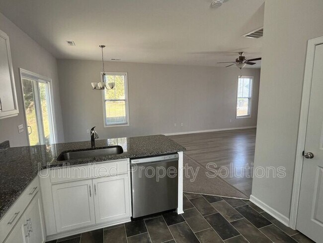 Building Photo - 1301 Putnam Dr