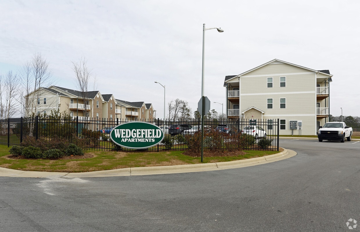 Primary Photo - Wedgefield Apartments
