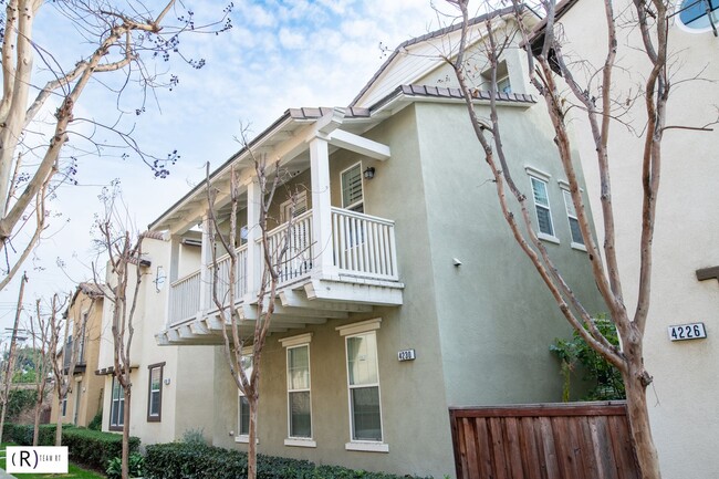 Foto del edificio - Lovely tri-level condo located in the gated community of Bellafina