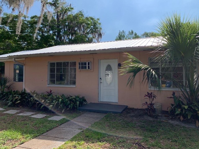 Primary Photo - 1/1 in DeLand, close to shopping!