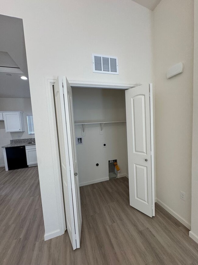Building Photo - 4214