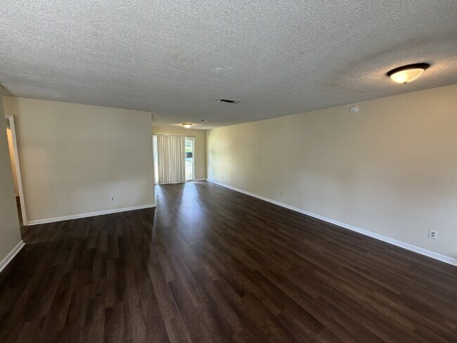 Foto del edificio - Duplex for Rent