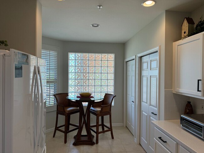 Building Photo - Beautiful Condo with Lake View