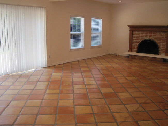 Building Photo - 1794 Crescent Dr