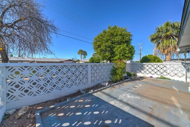 Building Photo - Cozy, Remodeled 2 Bedroom + Den + 1 Bath H...