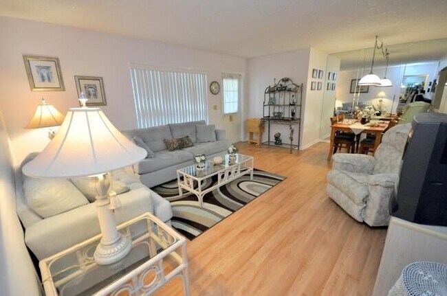 Foto del edificio - 414 Pine Glen Ln