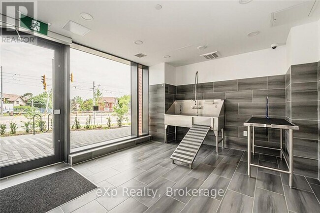 Building Photo - 15 Wellington St S