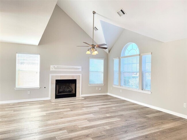 Foto del edificio - 2106 Kelona Dr