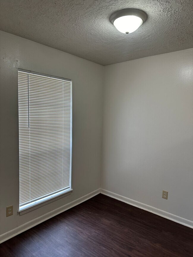 Foto del edificio - College Station - 2 bedroom - 1 bath - fenced in yard - WD connections