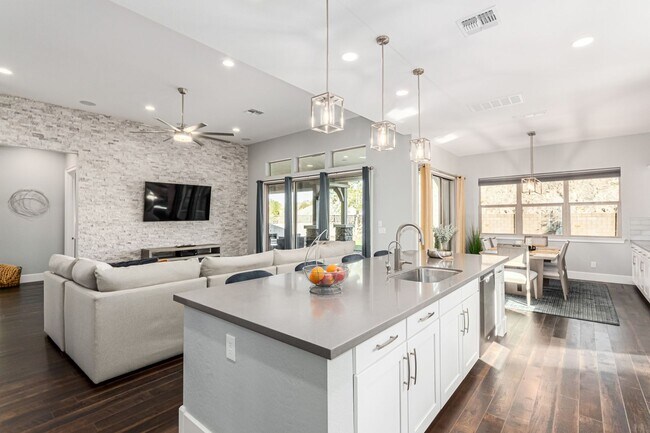 Foto del edificio - Your dream entertainer's home is here!