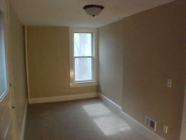 Foto del edificio - 215 E Mifflin St