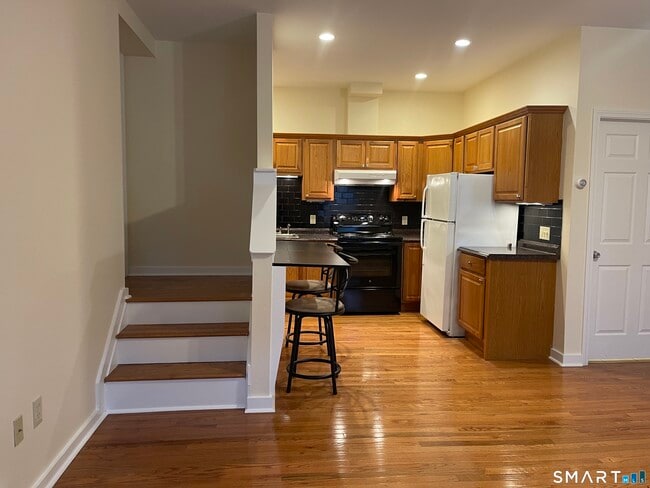 Foto del edificio - 80 Grassy Plain St