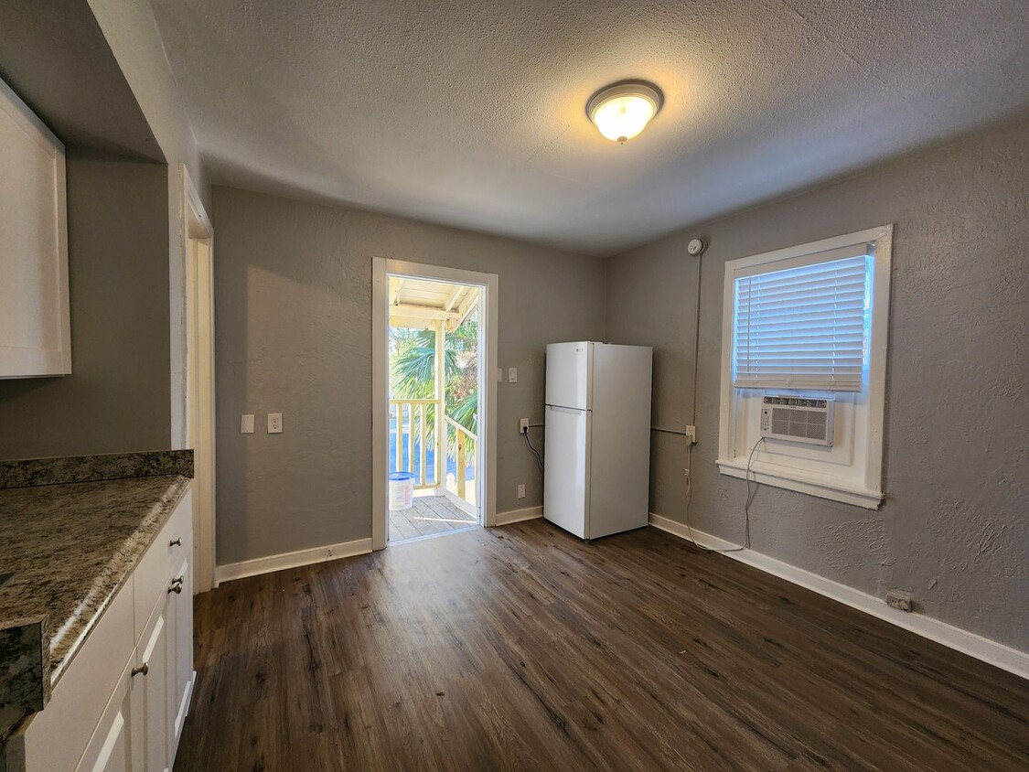 Building Photo - ** UNDER NEW MANAGEMENT **  Studio Apartment