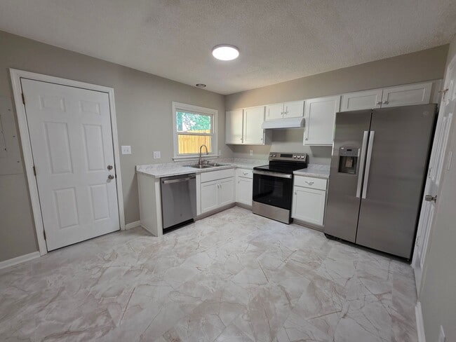 Building Photo - Move in Ready Townhouse l!