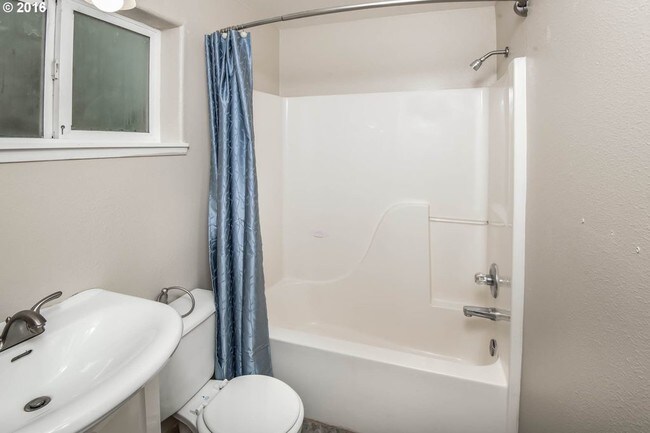 Foto del edificio - 1318 NE Rosa Parks Way