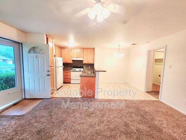 Foto del edificio - 1102 Turkey Creek Ct