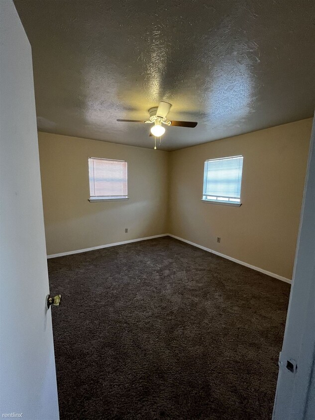 Building Photo - 2 br, 1 bath 4plex - 2415 Jaguar Dr Unit D